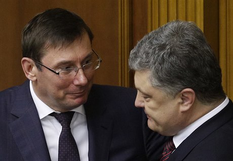 Ukrajinský prezident Petro Poroenko (vpravo) hovoí v parlamentu s novým...
