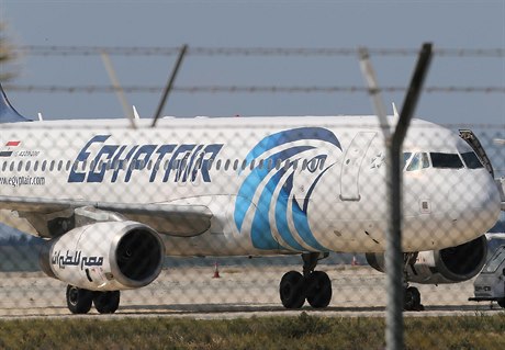 Airbus A320 spolenosti EgyptAir po pistání na kyperském letiti Larnaca...