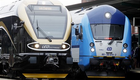 Konkurenti vedle sebe. ernozlatý vlak Leo Expressu, vpravo pak rychlík v barvách D.