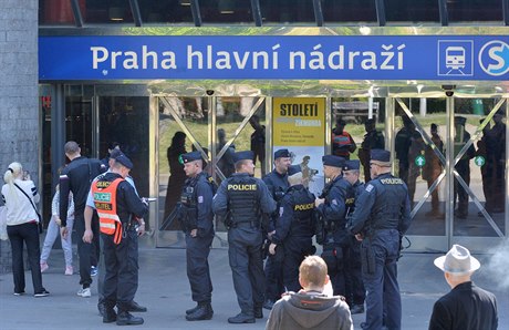 Anonym 10. kvtna telefonicky oznámil uloení bomby na praském hlavním nádraí...