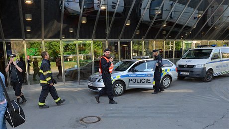 Anonym 10. kvtna telefonicky oznámil uloení bomby na praském hlavním nádraí...