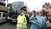 Fanoušci West Hamu útočí na autobus s týmem Manchesteru United.