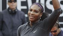 Serena Williams slaví vítězství nad Madison Keysovou.