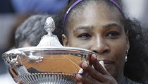 Serena Williamsová s trofejí pro vítězku turnaje v Římě.
