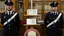 Italští Carabinieri drží hlídku u kopie dopisu Kryštofa Kolumba