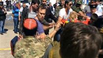 Kozáci napadají Alexeje Navalného (záběr z videozáznamu).