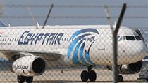 Airbus A320 spolenosti EgyptAir po pistn na kyperskm letiti Larnaca...