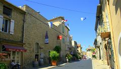 Chateauneuf-du-Pape, uliky s vinotékami a tradiními restauracemi