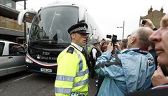Fanouci West Hamu útoí na autobus s týmem Manchesteru United.