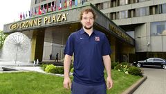 Útoník Jan Ková ped hotelem v Moskv, kde je bhem mistrovství svta v...