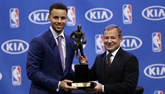 Stephen Curry s cenou pro nejlepího hráe NBA.
