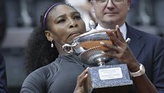 Serena Williamsová s trofejí pro vítzku turnaje v ím.