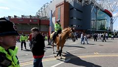 Policie ped uzaveným stadionem Manchesteru United.
