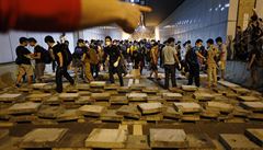 V Hongkongu lepí dlažební kostky k chodníkům. Kvůli návštěvě čínského politika