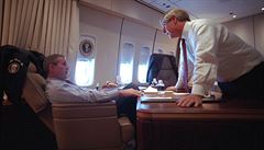 George W. Bush na palub Air Force One pi debat s náelníkem tábu Bílého...