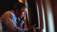 George W. Bush zpt na palub Air Force One pi peletu do Washingtonu.