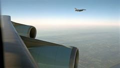 Air Force One doprovázely bhem letu do Washingtonu stíhaky.