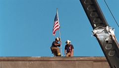 Hasii umisují americkou vlajku pímo na zniené budov Pentagonu.