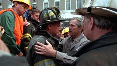 George W. Bush dkuje hasim za jejich práci pi útocích 11. záí.