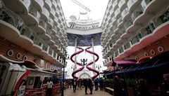 Nejv�t�í parník sv�ta Harmony of the Seas.