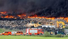 S tisícovkami ho�ících pneumatik bojují desítky hasi��.