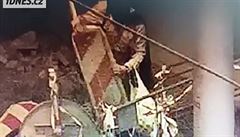 Mu� krade dopravní zna�ení.