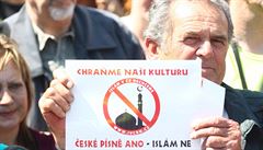 Na demonstraci dorazili i podporovatelé xenofobního hnutí Islám v ČR nechceme.