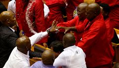 V jihoafrickém parlamentu se v úterý strhla potyka mezi poslanci krajn...