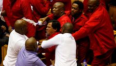 V jihoafrickém parlamentu se v úterý strhla potyka mezi poslanci krajn...