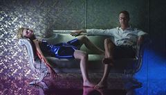 Neon Demon. Reisér Nicolas Winding Refn pózuje pi natáení zábru s Elle...
