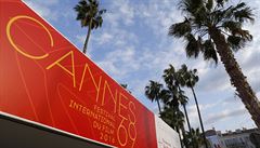 Oficiální plakát k 69. roníku festivalu v Cannes zdobí festivalový palác.