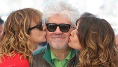 Here�ky Emma Suarez (vlevo) a Adriana Ugarte s re�isérem Pedrem Almodovarem,