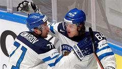 Mikael Granlund a Leo Komarov se radují z gólu