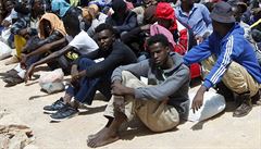 Migranti v Libyi čekají na převoz do imigračního střediska.