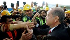 Erdogan se zdraví s dlníky na stavb areálu nového letit v Istanbulu.