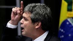 Senátor Farias bhem hlasování o impeachmentu prezidentky Rousseffové.