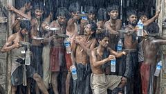 Nechtní. Rohingové v jednom z barmských tábor shromaují vodu k pití....