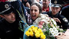 Oslava triumfu - a kytice v barvách ukrajinské vlajky. Tam vypadal návrat...