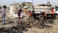 Odklízení trosek auta, v nm byla instalována bomba (Bagdád).
