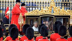 Britská královna míí v koáe z Buckinghamského paláce do budovy parlamentu.