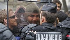 Střet bezpečnostních jednotek s demonstranty v Paříži.