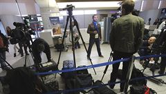 Reportéi se shromaují u pultu EgyptAir na paíském letiti.