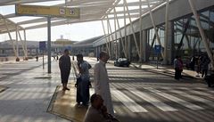 Lidé ekají ped terminálem káhirského letit, kam zícené letadlo míilo.