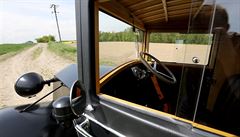 Replika p�edvále�ného vozidla Tatra 49.