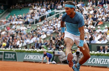 Rafael Nadal hraje míek mezi nohama bhem French Open.