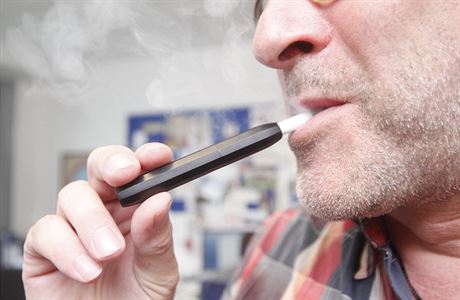 Počet úmrtí na neobjasněnou plicní chorobu spojenou s e-cigaretami v USA  roste. Není jasná ani role THC | Byznys | Lidovky.cz