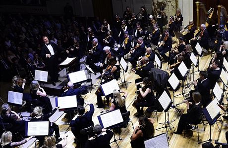 Londnsk Symfonick orchestr BBC s fdirigentem Sakarim Oramem vystoupil ve...