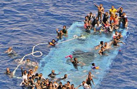 Lid na potopen lodi u behu Lybie ekaj na pomoc.