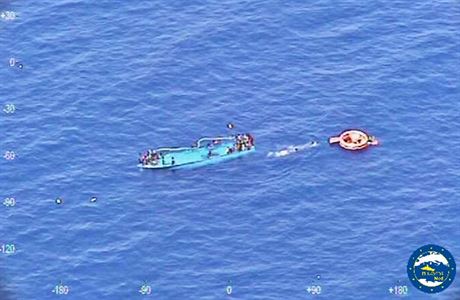 Lid na potopen lodi u behu Lybie ekaj na pomoc.