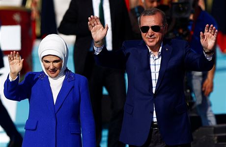 Turecký prezident Tayyip Erdogan spolu s manelkou Emine zdraví slavící davy